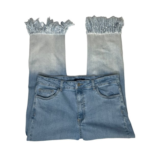 FOREVER 21 LIGHT WASH OMBRE FRAYED HEM CROPPED JEANS SIZE 30 - Picture 2 of 11